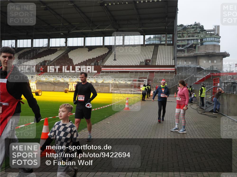 07.12.2025 - St. Pauli X-Mass-Run No. 15 Fabian Wolf http://msf.ph/oto/9422694 07.12.2025 11:54:18 Ziel 2963, 2970, 3031, 3247, 3418, 3989 meine-sportfotos.de