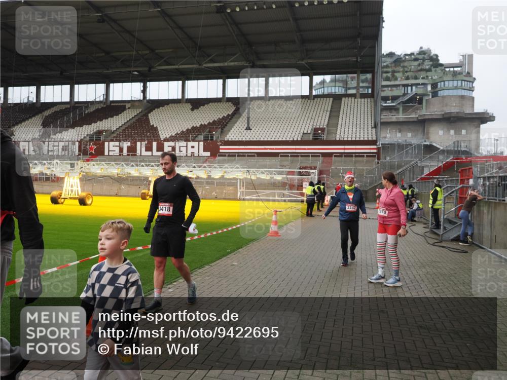 07.12.2025 - St. Pauli X-Mass-Run No. 15 Fabian Wolf http://msf.ph/oto/9422695 07.12.2025 11:54:18 Ziel 2963, 2970, 3031, 3247, 3418, 3989 meine-sportfotos.de