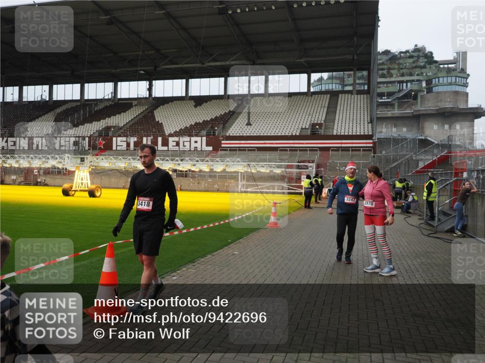 07.12.2025 - St. Pauli X-Mass-Run No. 15 Fabian Wolf http://msf.ph/oto/9422696 07.12.2025 11:54:19 Ziel 2963, 2970, 3031, 3247, 3446, 3989 meine-sportfotos.de