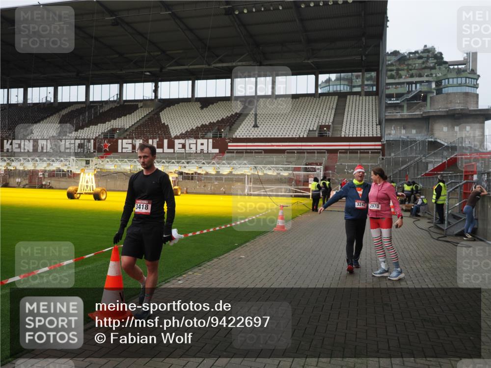 07.12.2025 - St. Pauli X-Mass-Run No. 15 Fabian Wolf http://msf.ph/oto/9422697 07.12.2025 11:54:19 Ziel 2963, 2970, 3031, 3247, 3446, 3989 meine-sportfotos.de