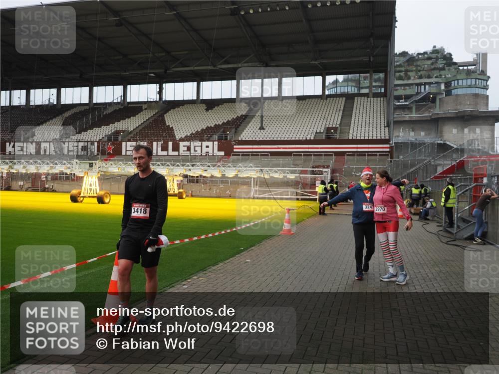 07.12.2025 - St. Pauli X-Mass-Run No. 15 Fabian Wolf http://msf.ph/oto/9422698 07.12.2025 11:54:19 Ziel 2963, 2970, 3031, 3247, 3446, 3989 meine-sportfotos.de
