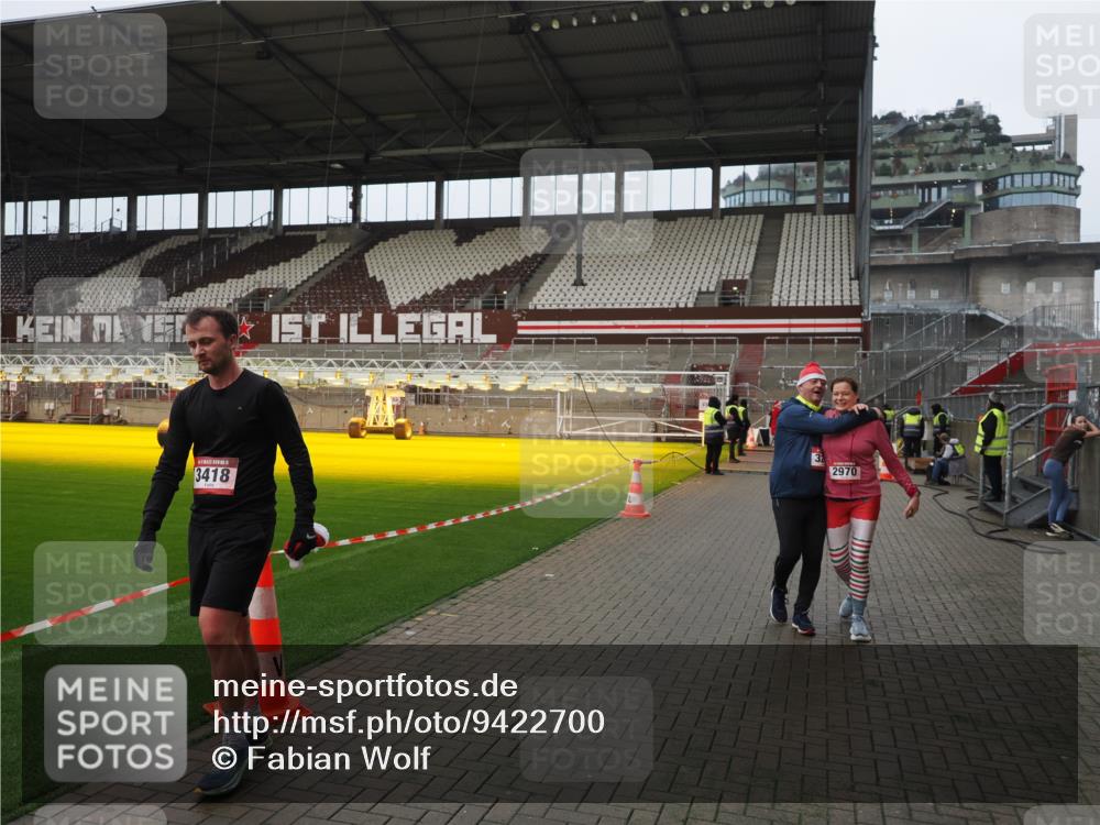 07.12.2025 - St. Pauli X-Mass-Run No. 15 Fabian Wolf http://msf.ph/oto/9422700 07.12.2025 11:54:20 Ziel 2963, 2970, 3031, 3247, 3446, 3989 meine-sportfotos.de