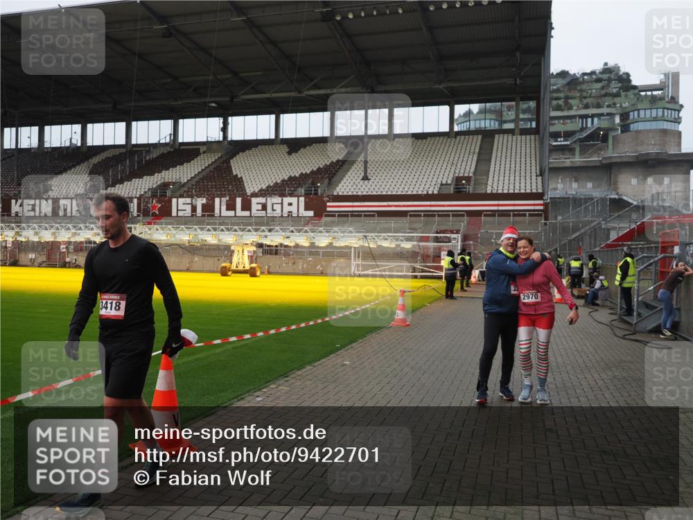 07.12.2025 - St. Pauli X-Mass-Run No. 15 Fabian Wolf http://msf.ph/oto/9422701 07.12.2025 11:54:20 Ziel 2963, 2970, 3031, 3247, 3446, 3989 meine-sportfotos.de
