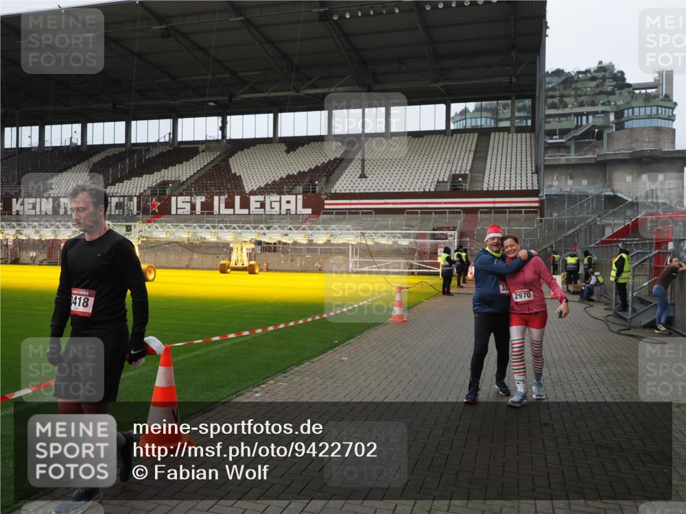 07.12.2025 - St. Pauli X-Mass-Run No. 15 Fabian Wolf http://msf.ph/oto/9422702 07.12.2025 11:54:20 Ziel 2963, 2970, 3031, 3247, 3446, 3989 meine-sportfotos.de