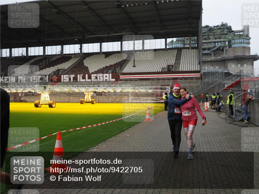 07.12.2025 - St. Pauli X-Mass-Run No. 15 Fabian Wolf http://msf.ph/oto/9422705 07.12.2025 11:54:21 Ziel 2963, 2970, 3031, 3247, 3446, 3989 meine-sportfotos.de