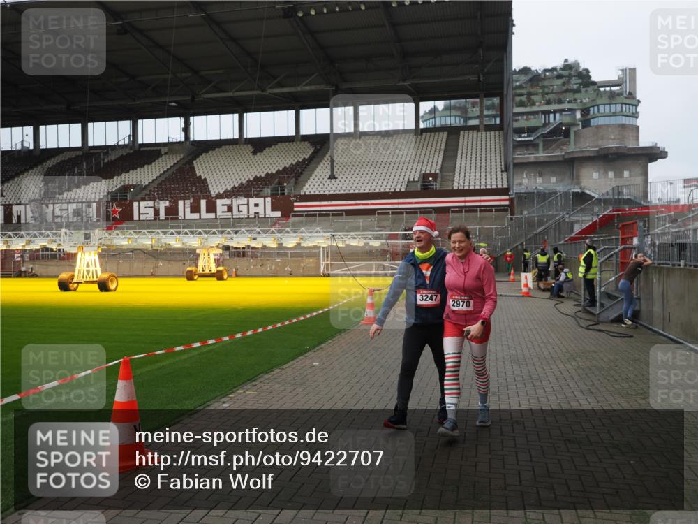 07.12.2025 - St. Pauli X-Mass-Run No. 15 Fabian Wolf http://msf.ph/oto/9422707 07.12.2025 11:54:21 Ziel 2963, 2970, 3031, 3247, 3446, 3989 meine-sportfotos.de