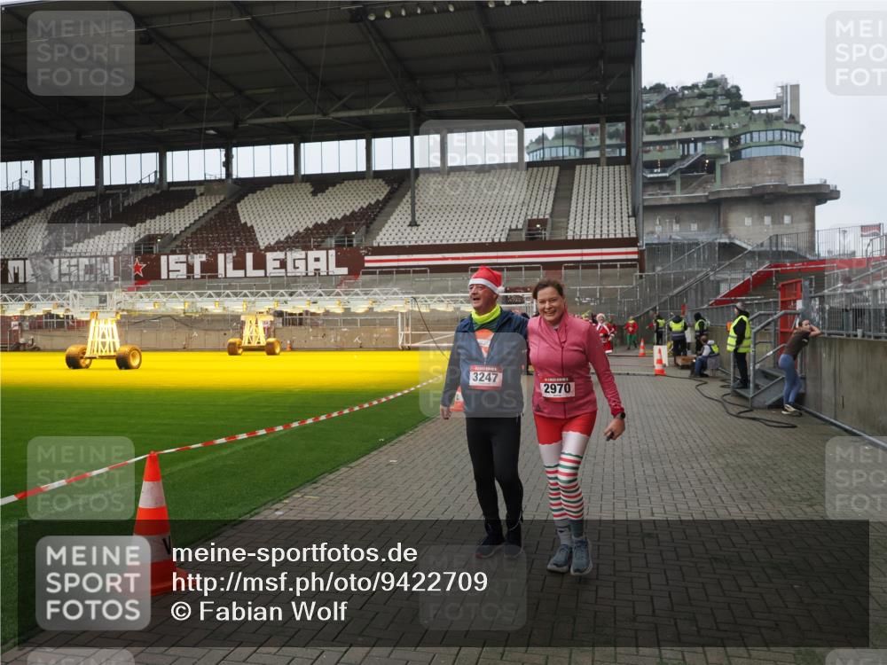 07.12.2025 - St. Pauli X-Mass-Run No. 15 Fabian Wolf http://msf.ph/oto/9422709 07.12.2025 11:54:22 Ziel 2963, 2970, 3031, 3247, 3446, 3989 meine-sportfotos.de