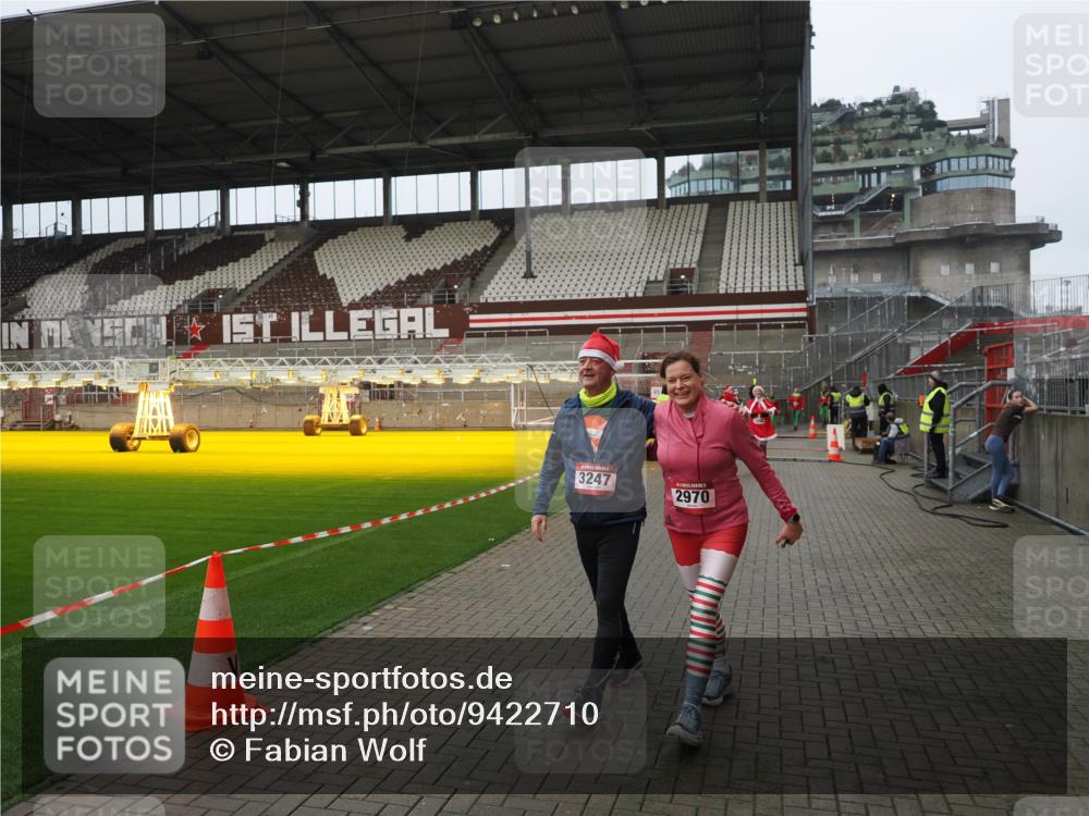 07.12.2025 - St. Pauli X-Mass-Run No. 15 Fabian Wolf http://msf.ph/oto/9422710 07.12.2025 11:54:22 Ziel 2963, 2970, 3031, 3247, 3446, 3989 meine-sportfotos.de