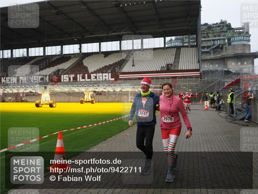 07.12.2025 - St. Pauli X-Mass-Run No. 15 Fabian Wolf http://msf.ph/oto/9422711 07.12.2025 11:54:22 Ziel 2963, 2970, 3031, 3247, 3446, 3989 meine-sportfotos.de
