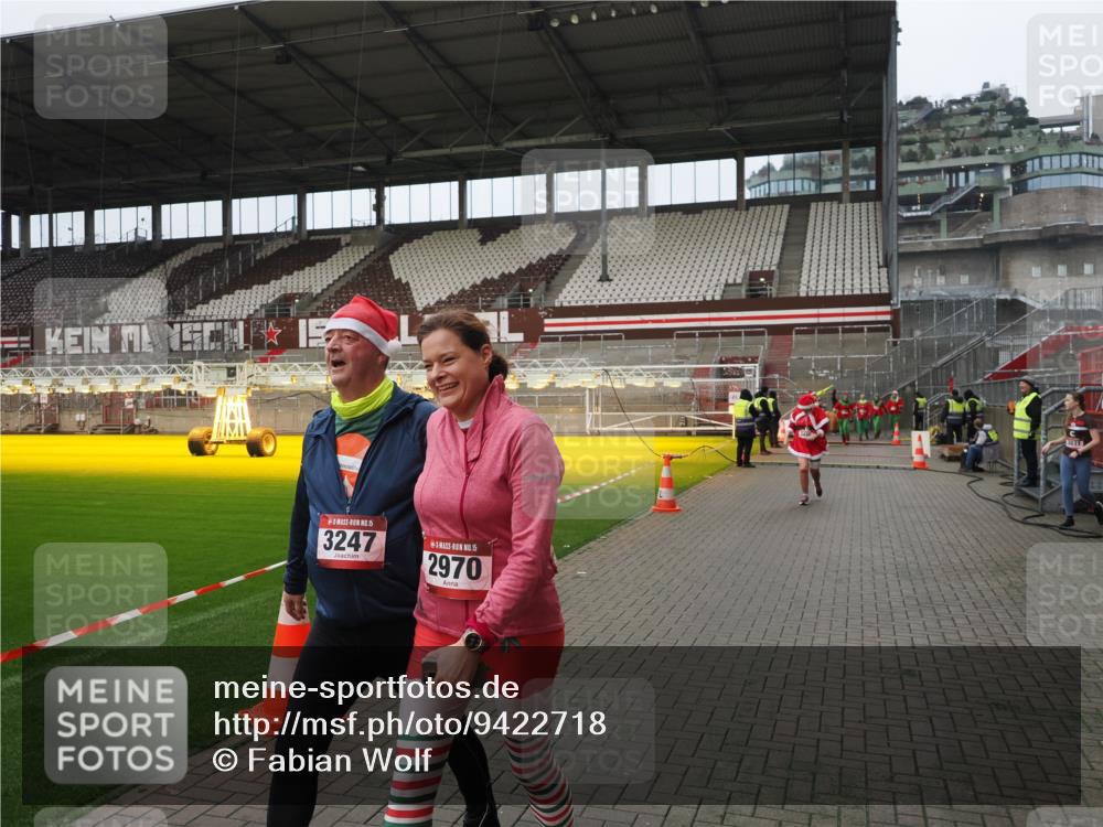07.12.2025 - St. Pauli X-Mass-Run No. 15 Fabian Wolf http://msf.ph/oto/9422718 07.12.2025 11:54:24 Ziel 2963, 2970, 3247, 3446, 3989 meine-sportfotos.de