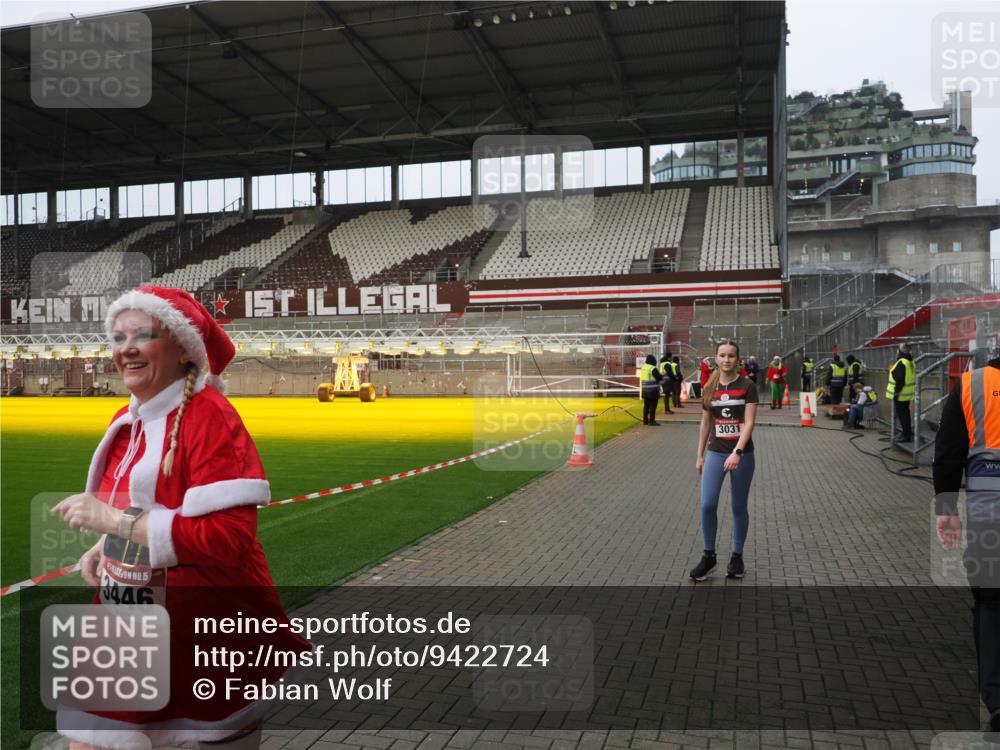 07.12.2025 - St. Pauli X-Mass-Run No. 15 Fabian Wolf http://msf.ph/oto/9422724 07.12.2025 11:54:29 Ziel 2775, 2778, 2782, 2783, 3446, 3989 meine-sportfotos.de