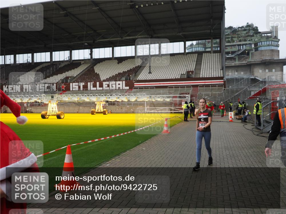 07.12.2025 - St. Pauli X-Mass-Run No. 15 Fabian Wolf http://msf.ph/oto/9422725 07.12.2025 11:54:29 Ziel 2775, 2778, 2782, 2783, 3446, 3989 meine-sportfotos.de