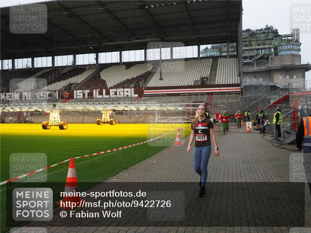 07.12.2025 - St. Pauli X-Mass-Run No. 15 Fabian Wolf http://msf.ph/oto/9422726 07.12.2025 11:54:29 Ziel 2775, 2778, 2782, 2783, 3446, 3989 meine-sportfotos.de