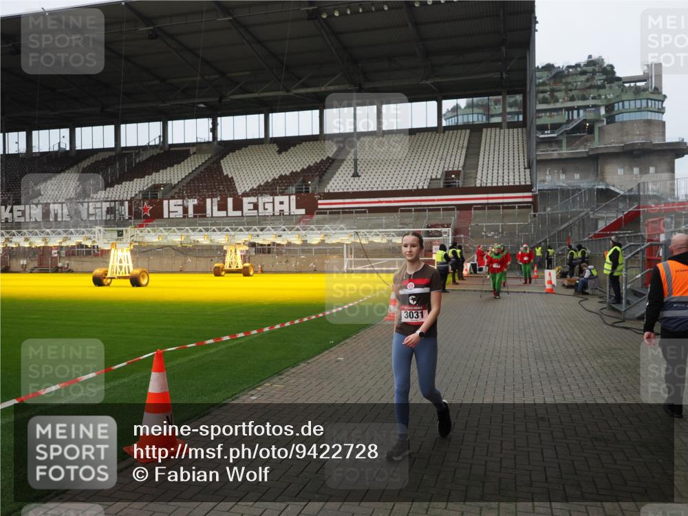 07.12.2025 - St. Pauli X-Mass-Run No. 15 Fabian Wolf http://msf.ph/oto/9422728 07.12.2025 11:54:30 Ziel 2775, 2778, 2782, 2783, 3446 meine-sportfotos.de