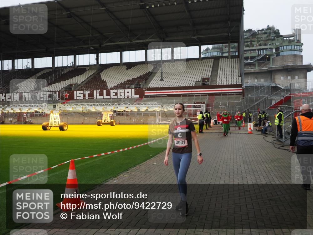 07.12.2025 - St. Pauli X-Mass-Run No. 15 Fabian Wolf http://msf.ph/oto/9422729 07.12.2025 11:54:30 Ziel 2775, 2778, 2782, 2783, 3446 meine-sportfotos.de