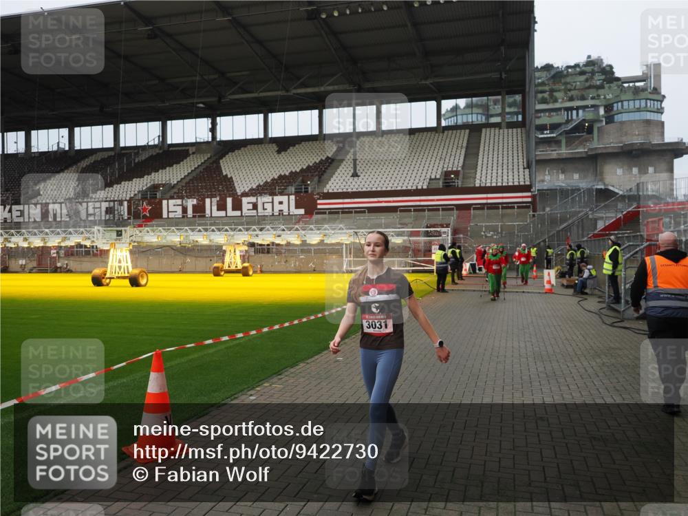 07.12.2025 - St. Pauli X-Mass-Run No. 15 Fabian Wolf http://msf.ph/oto/9422730 07.12.2025 11:54:30 Ziel 2775, 2778, 2782, 2783, 3446 meine-sportfotos.de