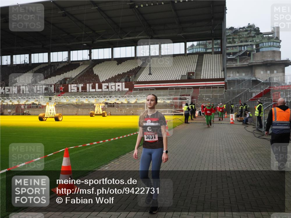 07.12.2025 - St. Pauli X-Mass-Run No. 15 Fabian Wolf http://msf.ph/oto/9422731 07.12.2025 11:54:30 Ziel 2775, 2778, 2782, 2783, 3446 meine-sportfotos.de