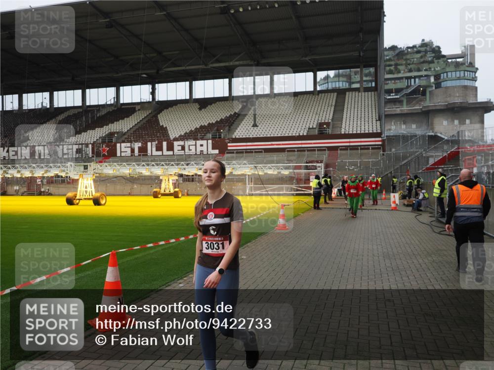 07.12.2025 - St. Pauli X-Mass-Run No. 15 Fabian Wolf http://msf.ph/oto/9422733 07.12.2025 11:54:31 Ziel 1331, 1784, 2775, 2778, 2782, 2783, 3446 meine-sportfotos.de