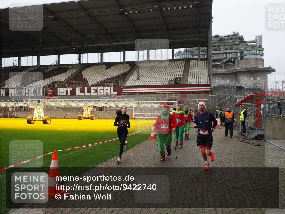 07.12.2025 - St. Pauli X-Mass-Run No. 15 Fabian Wolf http://msf.ph/oto/9422740 07.12.2025 11:54:36 Ziel 333, 1331, 1784, 2775, 2778, 2782, 2783, 3446 meine-sportfotos.de