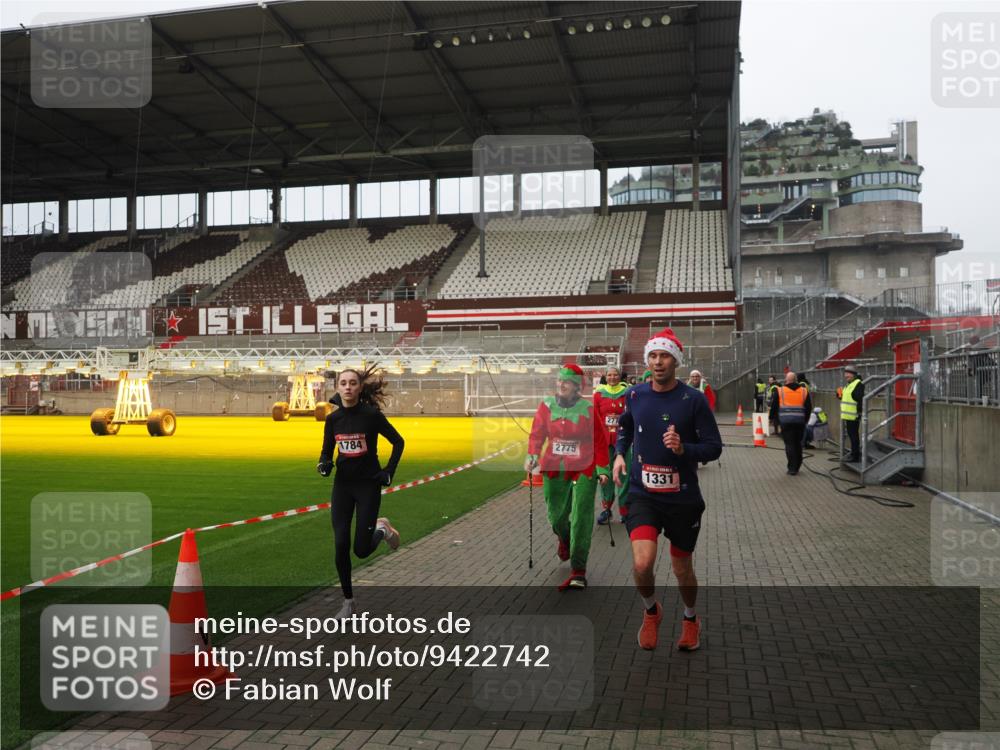 07.12.2025 - St. Pauli X-Mass-Run No. 15 Fabian Wolf http://msf.ph/oto/9422742 07.12.2025 11:54:36 Ziel 333, 1331, 1784, 2775, 2778, 2782, 2783, 3446 meine-sportfotos.de