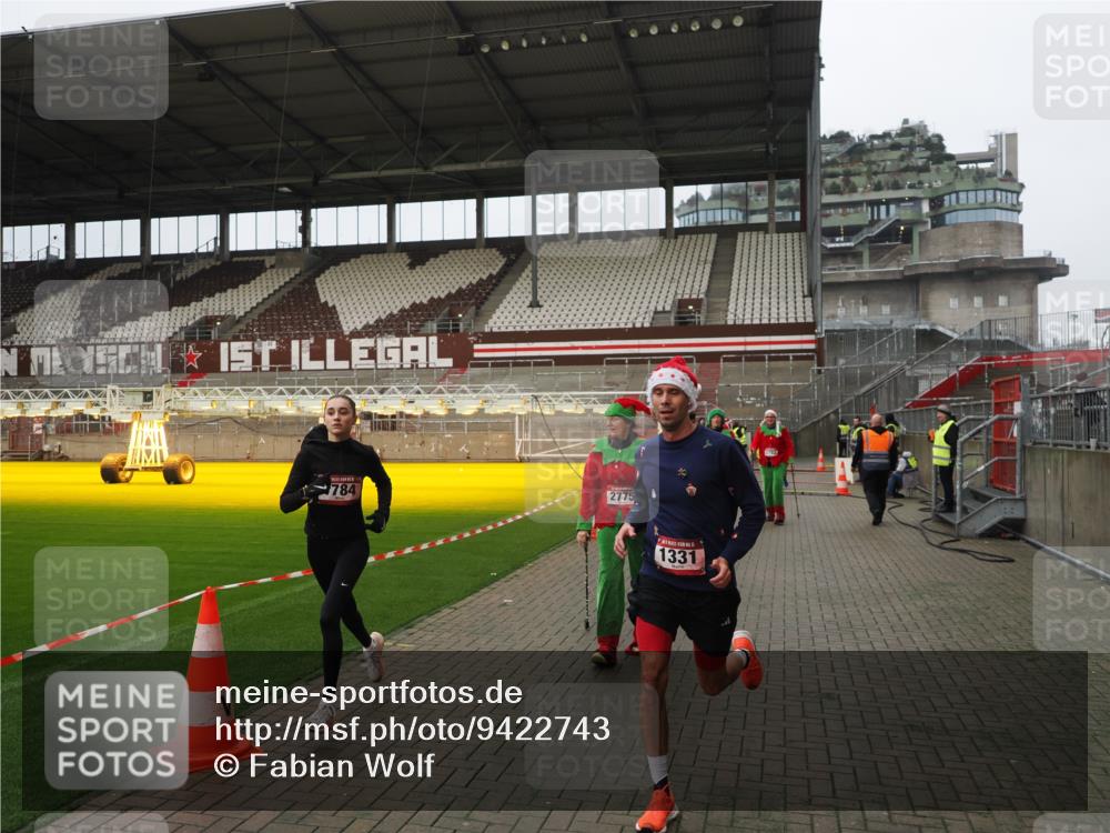 07.12.2025 - St. Pauli X-Mass-Run No. 15 Fabian Wolf http://msf.ph/oto/9422743 07.12.2025 11:54:36 Ziel 333, 1331, 1784, 2775, 2778, 2782, 2783, 3446 meine-sportfotos.de