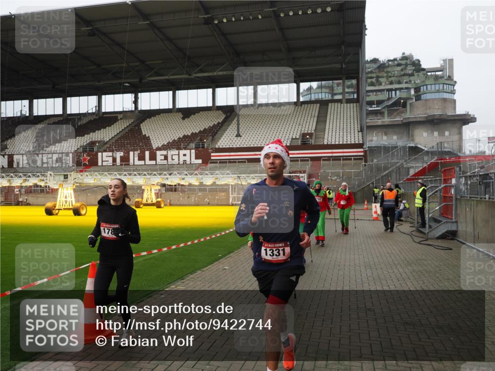07.12.2025 - St. Pauli X-Mass-Run No. 15 Fabian Wolf http://msf.ph/oto/9422744 07.12.2025 11:54:36 Ziel 333, 1331, 1784, 2775, 2778, 2782, 2783, 3446 meine-sportfotos.de