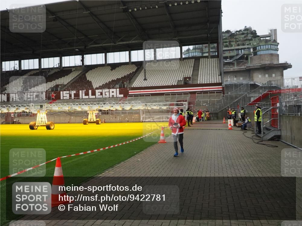 07.12.2025 - St. Pauli X-Mass-Run No. 15 Fabian Wolf http://msf.ph/oto/9422781 07.12.2025 11:54:46 Ziel 333, 1331, 1784, 2778, 2782, 2783 meine-sportfotos.de