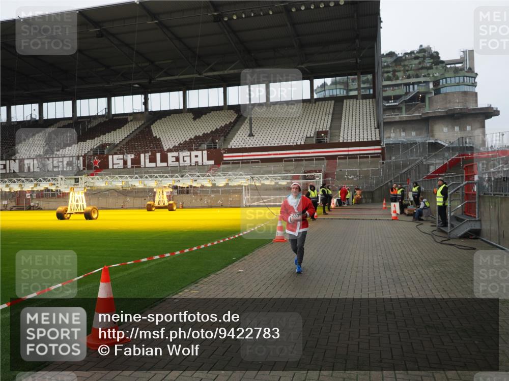 07.12.2025 - St. Pauli X-Mass-Run No. 15 Fabian Wolf http://msf.ph/oto/9422783 07.12.2025 11:54:46 Ziel 333, 1331, 1784, 2778, 2782, 2783 meine-sportfotos.de