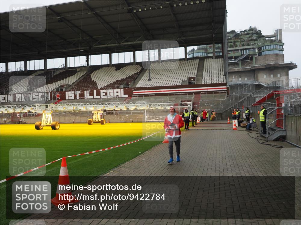 07.12.2025 - St. Pauli X-Mass-Run No. 15 Fabian Wolf http://msf.ph/oto/9422784 07.12.2025 11:54:46 Ziel 333, 1331, 1784, 2778, 2782, 2783 meine-sportfotos.de