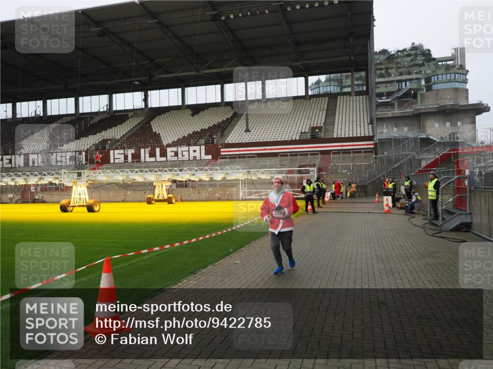 07.12.2025 - St. Pauli X-Mass-Run No. 15 Fabian Wolf http://msf.ph/oto/9422785 07.12.2025 11:54:47 Ziel 333, 1331, 1784, 2778, 2782, 2783 meine-sportfotos.de
