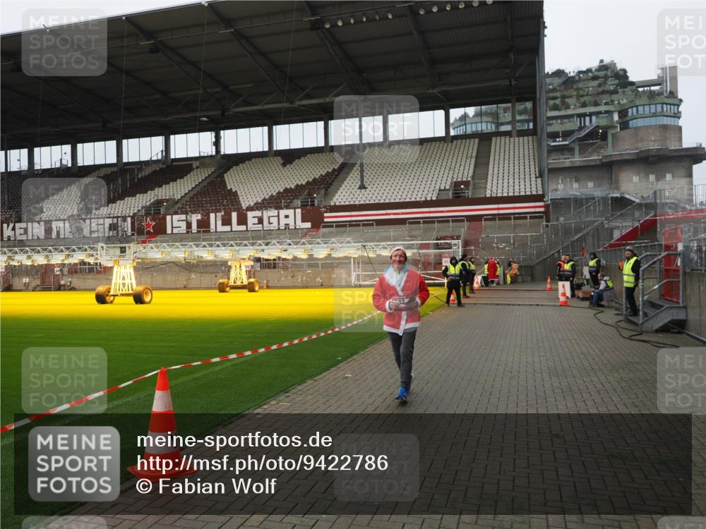 07.12.2025 - St. Pauli X-Mass-Run No. 15 Fabian Wolf http://msf.ph/oto/9422786 07.12.2025 11:54:47 Ziel 333, 1331, 1784, 2778, 2782, 2783 meine-sportfotos.de