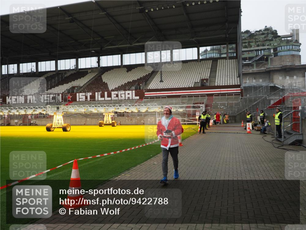 07.12.2025 - St. Pauli X-Mass-Run No. 15 Fabian Wolf http://msf.ph/oto/9422788 07.12.2025 11:54:47 Ziel 333, 1331, 1784, 2778, 2782, 2783 meine-sportfotos.de