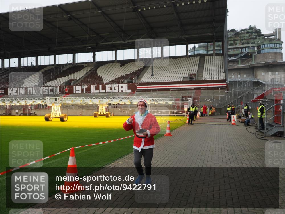 07.12.2025 - St. Pauli X-Mass-Run No. 15 Fabian Wolf http://msf.ph/oto/9422791 07.12.2025 11:54:48 Ziel 333, 1331, 1784, 2782, 2783 meine-sportfotos.de