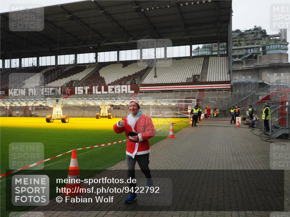 07.12.2025 - St. Pauli X-Mass-Run No. 15 Fabian Wolf http://msf.ph/oto/9422792 07.12.2025 11:54:48 Ziel 333, 1331, 1784, 2782, 2783 meine-sportfotos.de