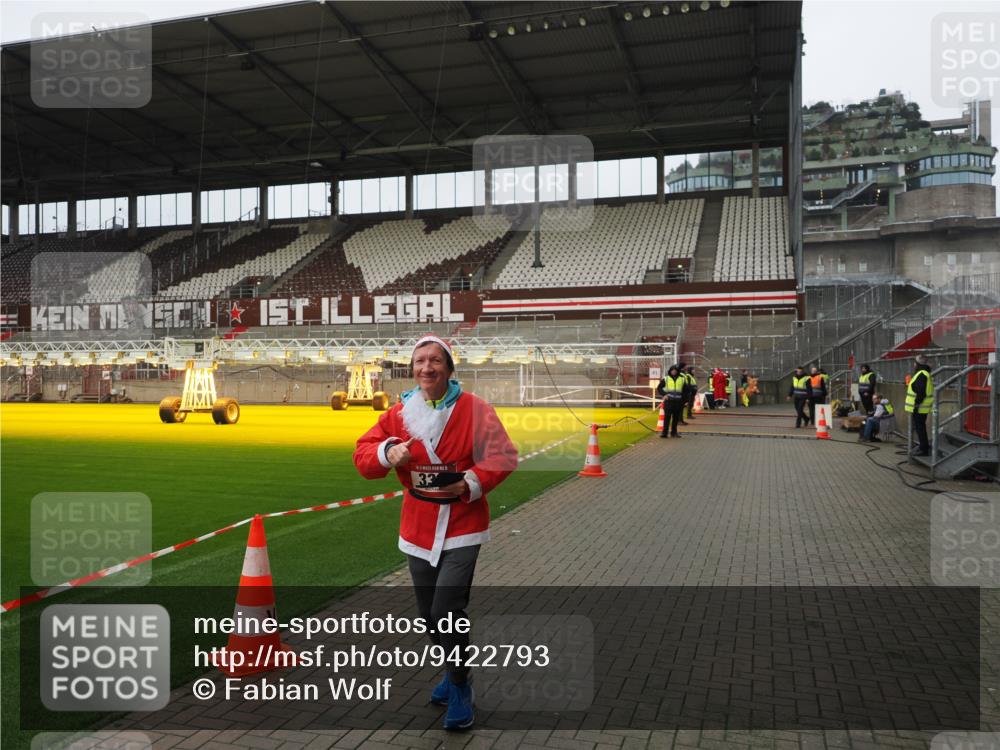 07.12.2025 - St. Pauli X-Mass-Run No. 15 Fabian Wolf http://msf.ph/oto/9422793 07.12.2025 11:54:48 Ziel 333, 1331, 1784, 2782, 2783 meine-sportfotos.de