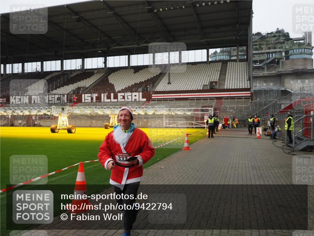 07.12.2025 - St. Pauli X-Mass-Run No. 15 Fabian Wolf http://msf.ph/oto/9422794 07.12.2025 11:54:48 Ziel 333, 1331, 1784, 2782, 2783 meine-sportfotos.de