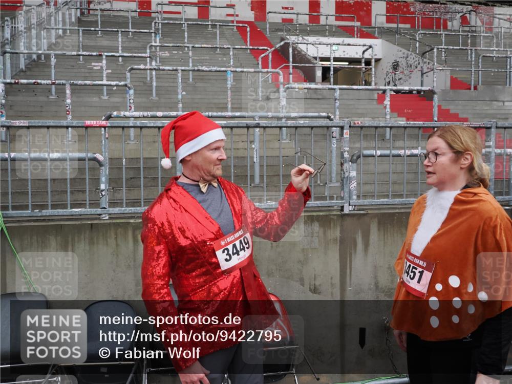 07.12.2025 - St. Pauli X-Mass-Run No. 15 Fabian Wolf http://msf.ph/oto/9422795 07.12.2025 11:54:55 Ziel  meine-sportfotos.de