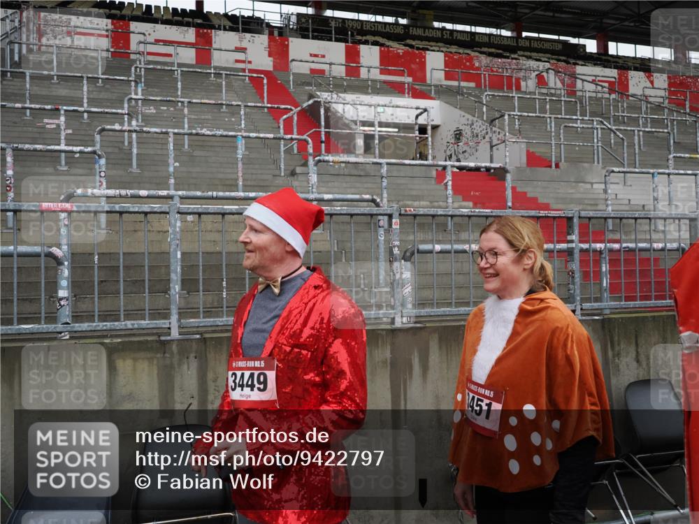 07.12.2025 - St. Pauli X-Mass-Run No. 15 Fabian Wolf http://msf.ph/oto/9422797 07.12.2025 11:54:58 Ziel  meine-sportfotos.de