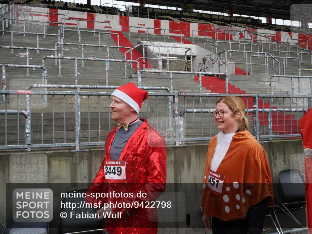 07.12.2025 - St. Pauli X-Mass-Run No. 15 Fabian Wolf http://msf.ph/oto/9422798 07.12.2025 11:54:58 Ziel  meine-sportfotos.de