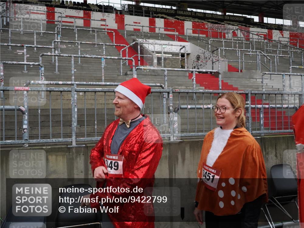 07.12.2025 - St. Pauli X-Mass-Run No. 15 Fabian Wolf http://msf.ph/oto/9422799 07.12.2025 11:54:58 Ziel  meine-sportfotos.de