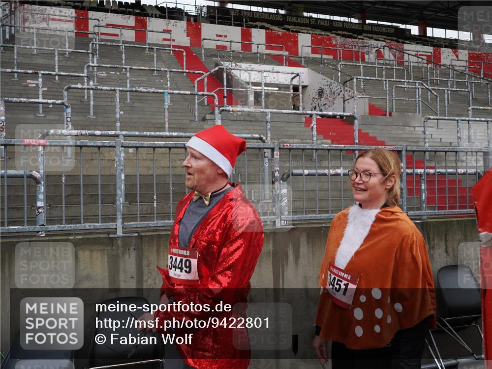 07.12.2025 - St. Pauli X-Mass-Run No. 15 Fabian Wolf http://msf.ph/oto/9422801 07.12.2025 11:54:59 Ziel  meine-sportfotos.de