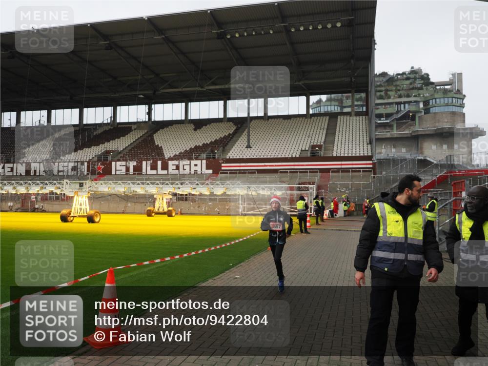07.12.2025 - St. Pauli X-Mass-Run No. 15 Fabian Wolf http://msf.ph/oto/9422804 07.12.2025 11:55:06 Ziel 1657 meine-sportfotos.de