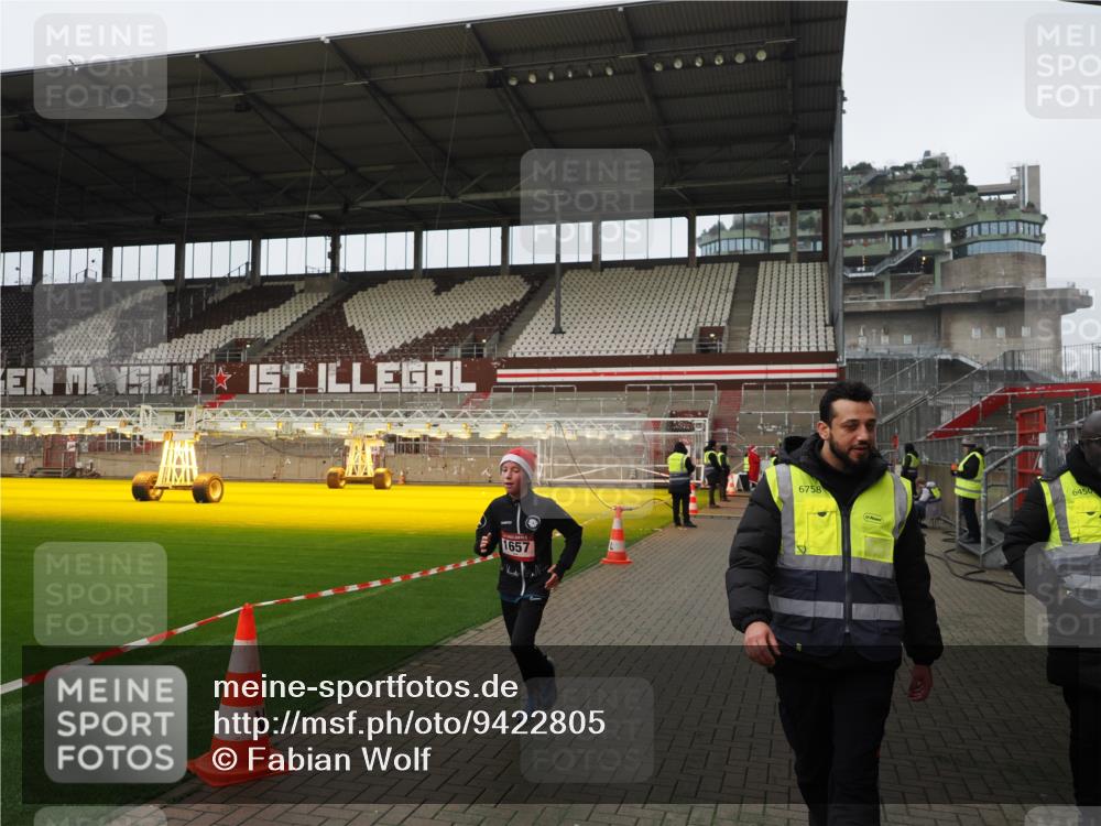 07.12.2025 - St. Pauli X-Mass-Run No. 15 Fabian Wolf http://msf.ph/oto/9422805 07.12.2025 11:55:06 Ziel 1657 meine-sportfotos.de