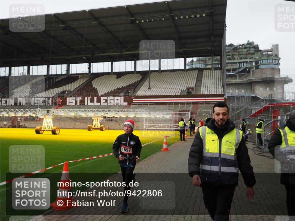 07.12.2025 - St. Pauli X-Mass-Run No. 15 Fabian Wolf http://msf.ph/oto/9422806 07.12.2025 11:55:07 Ziel 1657 meine-sportfotos.de
