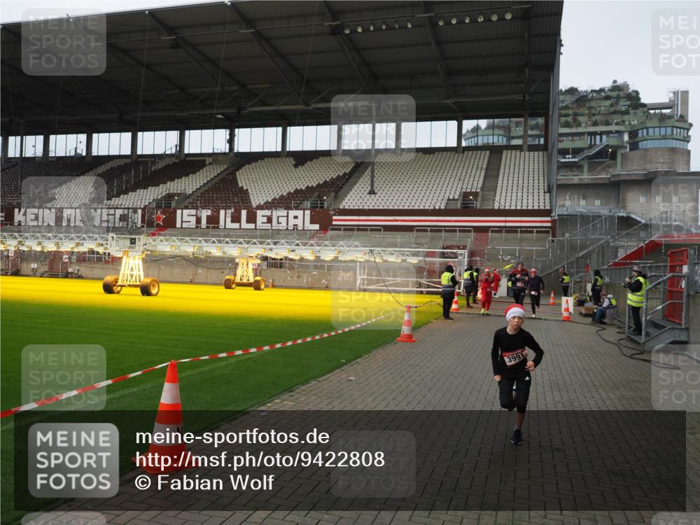 07.12.2025 - St. Pauli X-Mass-Run No. 15 Fabian Wolf http://msf.ph/oto/9422808 07.12.2025 11:55:13 Ziel 1448, 1657, 1720, 2671, 3991 meine-sportfotos.de