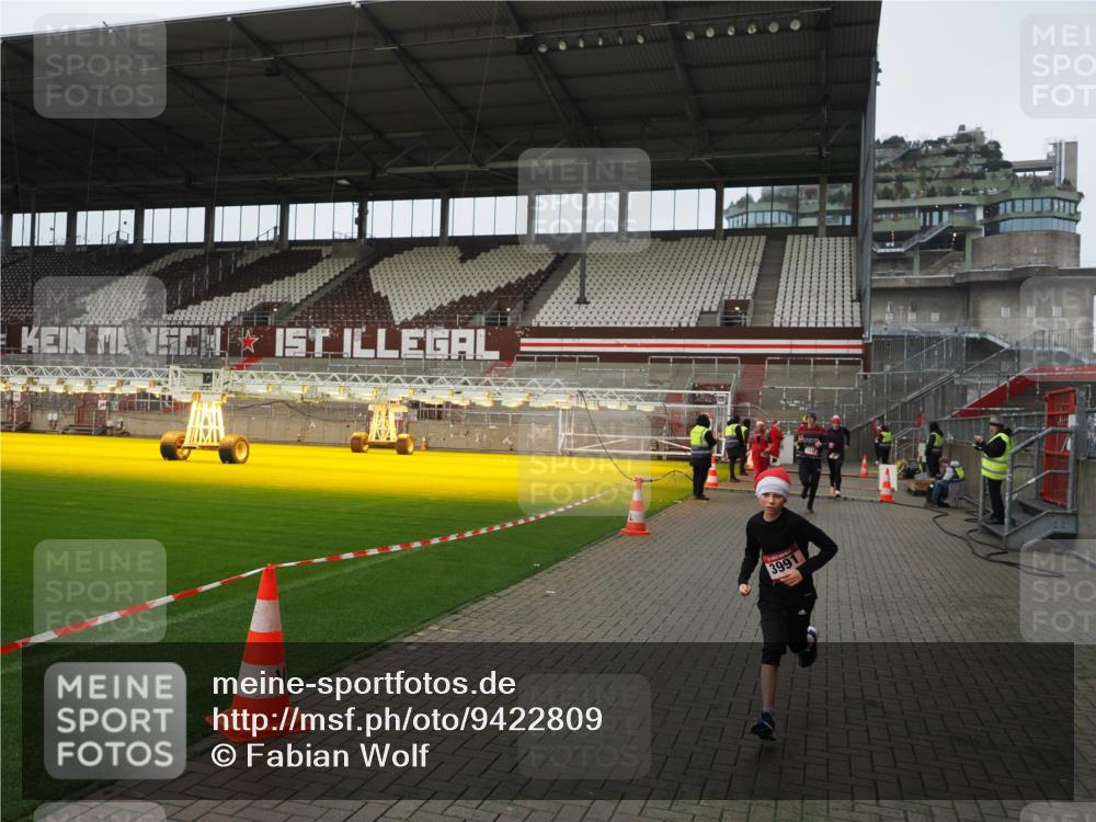 07.12.2025 - St. Pauli X-Mass-Run No. 15 Fabian Wolf http://msf.ph/oto/9422809 07.12.2025 11:55:14 Ziel 1448, 1657, 1720, 2671, 3991 meine-sportfotos.de