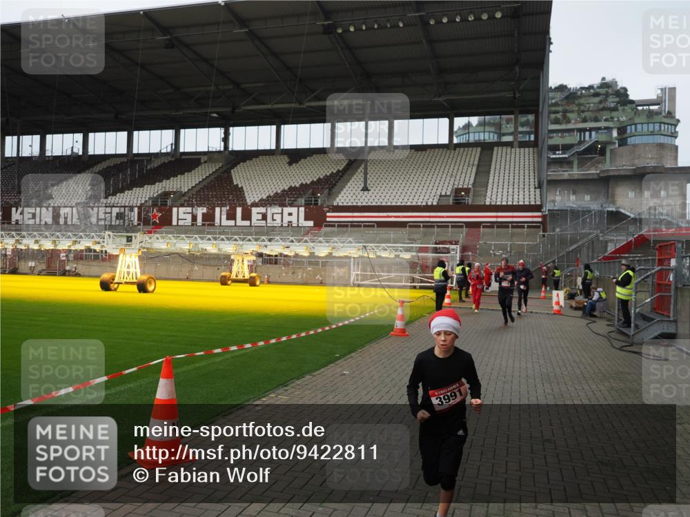 07.12.2025 - St. Pauli X-Mass-Run No. 15 Fabian Wolf http://msf.ph/oto/9422811 07.12.2025 11:55:14 Ziel 1448, 1657, 1720, 2671, 3991 meine-sportfotos.de