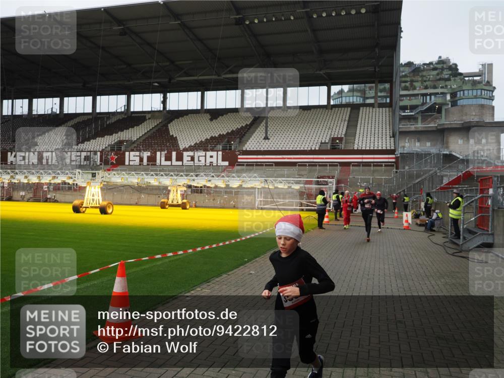 07.12.2025 - St. Pauli X-Mass-Run No. 15 Fabian Wolf http://msf.ph/oto/9422812 07.12.2025 11:55:14 Ziel 1448, 1657, 1720, 2671, 3991 meine-sportfotos.de
