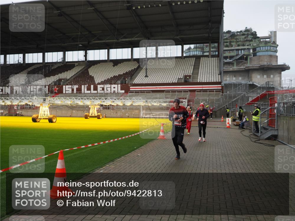 07.12.2025 - St. Pauli X-Mass-Run No. 15 Fabian Wolf http://msf.ph/oto/9422813 07.12.2025 11:55:16 Ziel 1448, 1657, 1720, 2671, 3991 meine-sportfotos.de