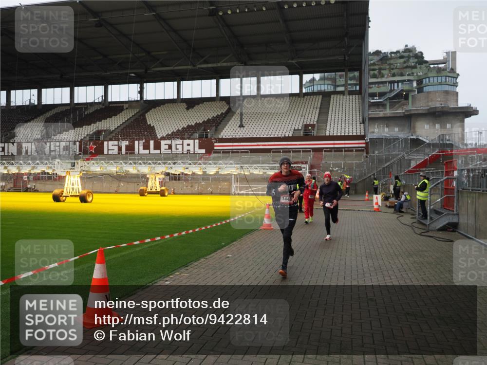 07.12.2025 - St. Pauli X-Mass-Run No. 15 Fabian Wolf http://msf.ph/oto/9422814 07.12.2025 11:55:16 Ziel 1448, 1657, 1720, 2671, 3991 meine-sportfotos.de